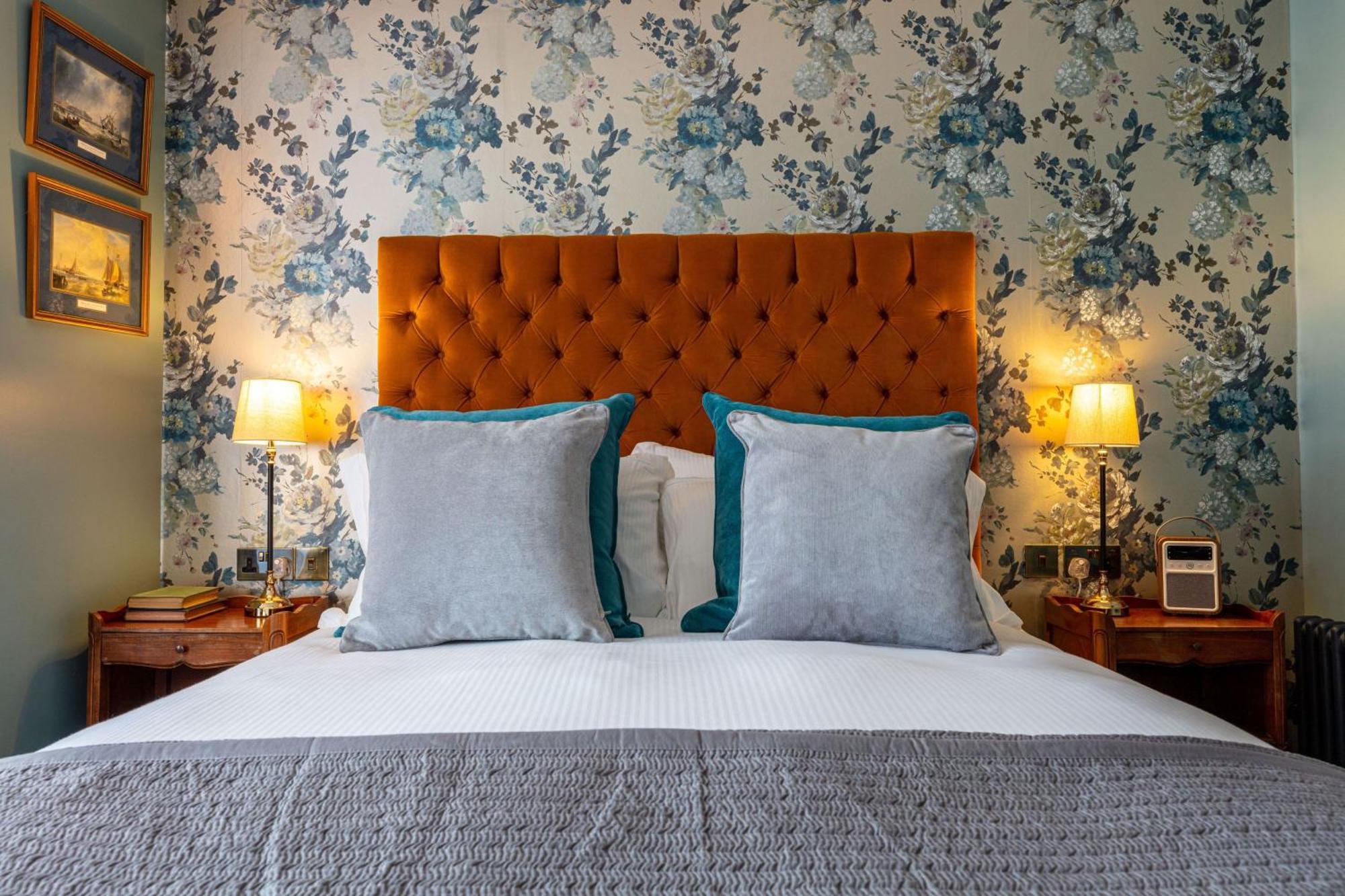 The Red Lion Hotel Лондон Экстерьер фото